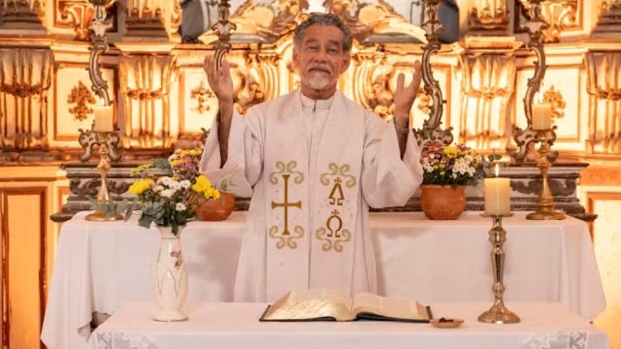 Padre Santo (Chico Diaz) morre em Renascer - Foto: Globo/Fábio Rocha
