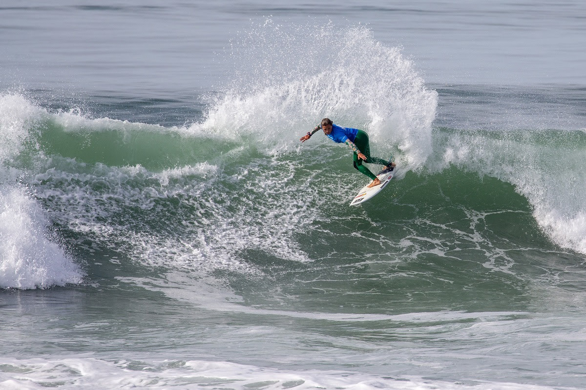 Laura Raupp avançando para as quartas de final nas esquerdas de Seaside Reef (Crédito da Foto: WSL / Kenny Morris)