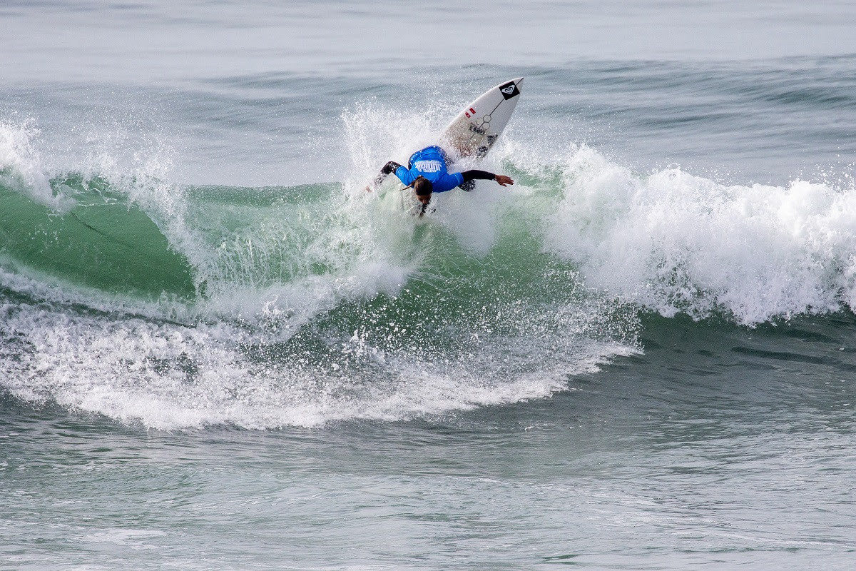 Sol Aguirre vencendo o confronto peruano das oitavas de final com Daniella Rosas (Crédito da Foto: WSL / Kenny Morris)