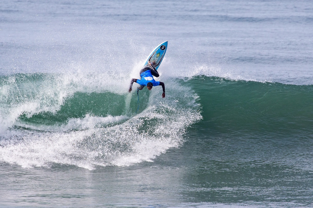 Cauã Costa batalhou pela classificação até os últimos minutos da bateria (Crédito da Foto: WSL / Kenny Morris)