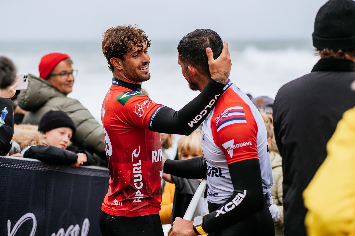 João Chianca dando força para o havaiano Ezekiel Lau após a bateria  (Crédito da Foto: @WSL / Ed Sloane)