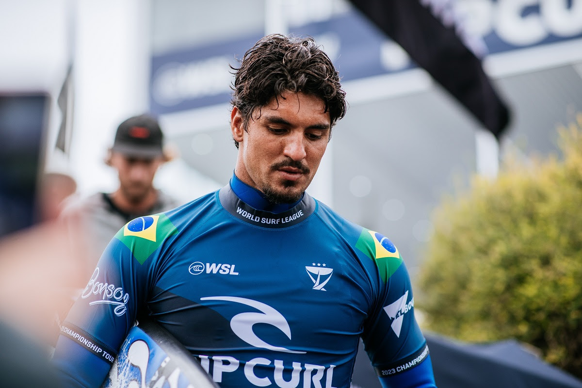 O tricampeão mundial Gabriel Medina passou pelo havaiano Barron Mamiya (Crédito da Foto: @WSL / Ed Sloane)