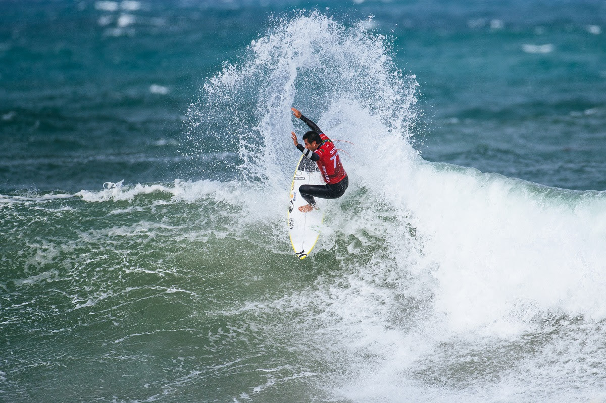 Filipe Toledo conseguiu a vitória na onda surfada nos últimos segundos (Crédito da Foto: @WSL / Ed Sloane)