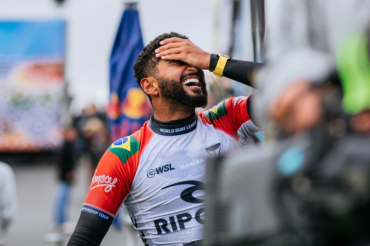 Michael Rodrigues vibrando com a classificação para as oitavas de final (Crédito da Foto: @WSL / Ed Sloane)