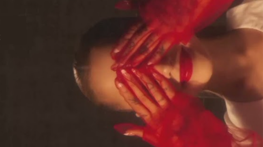 Ariana grande lança o videoclipe de “The Boy is Mine”