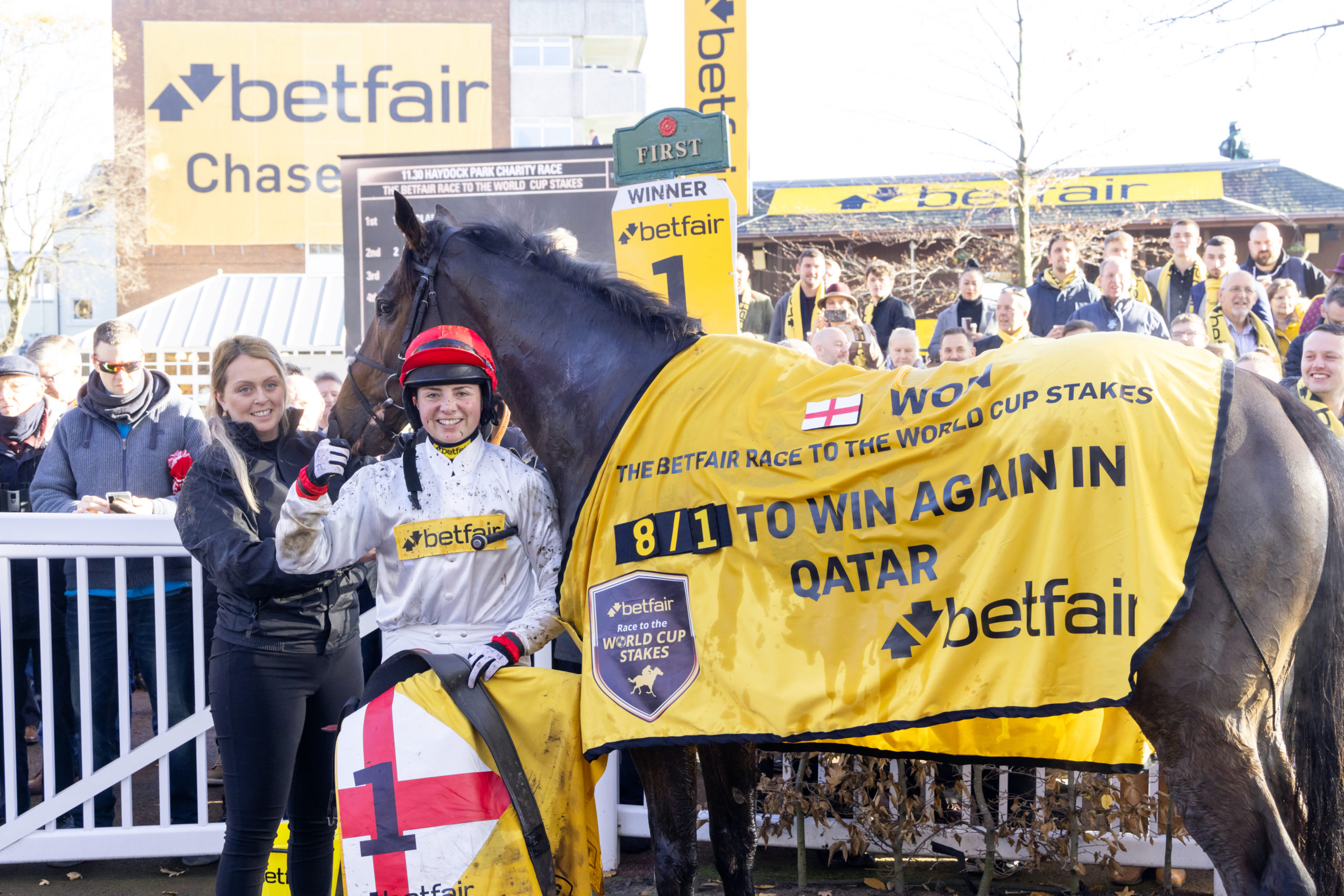 Bryony Frost posa ao lado de seu cavalo representante da seleção inglesa Betfair