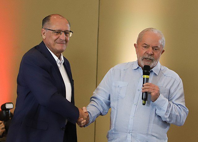 Lula e Alckmin apetam as mãos