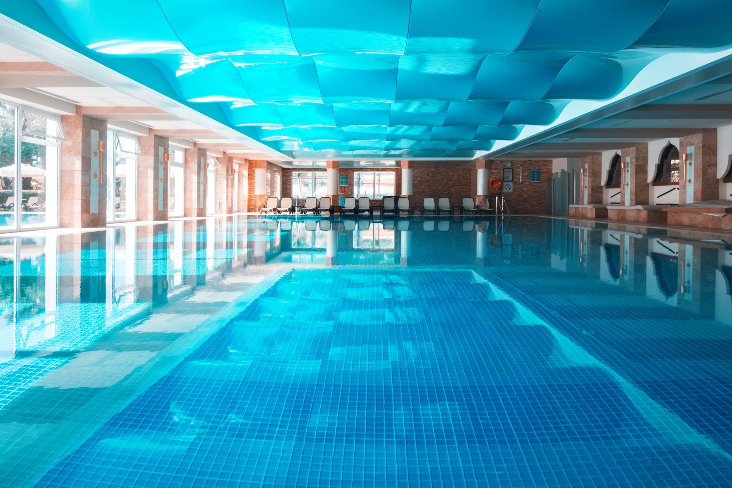 Cuidado com ambientes de piscina aquecida protege estrutura e usuários