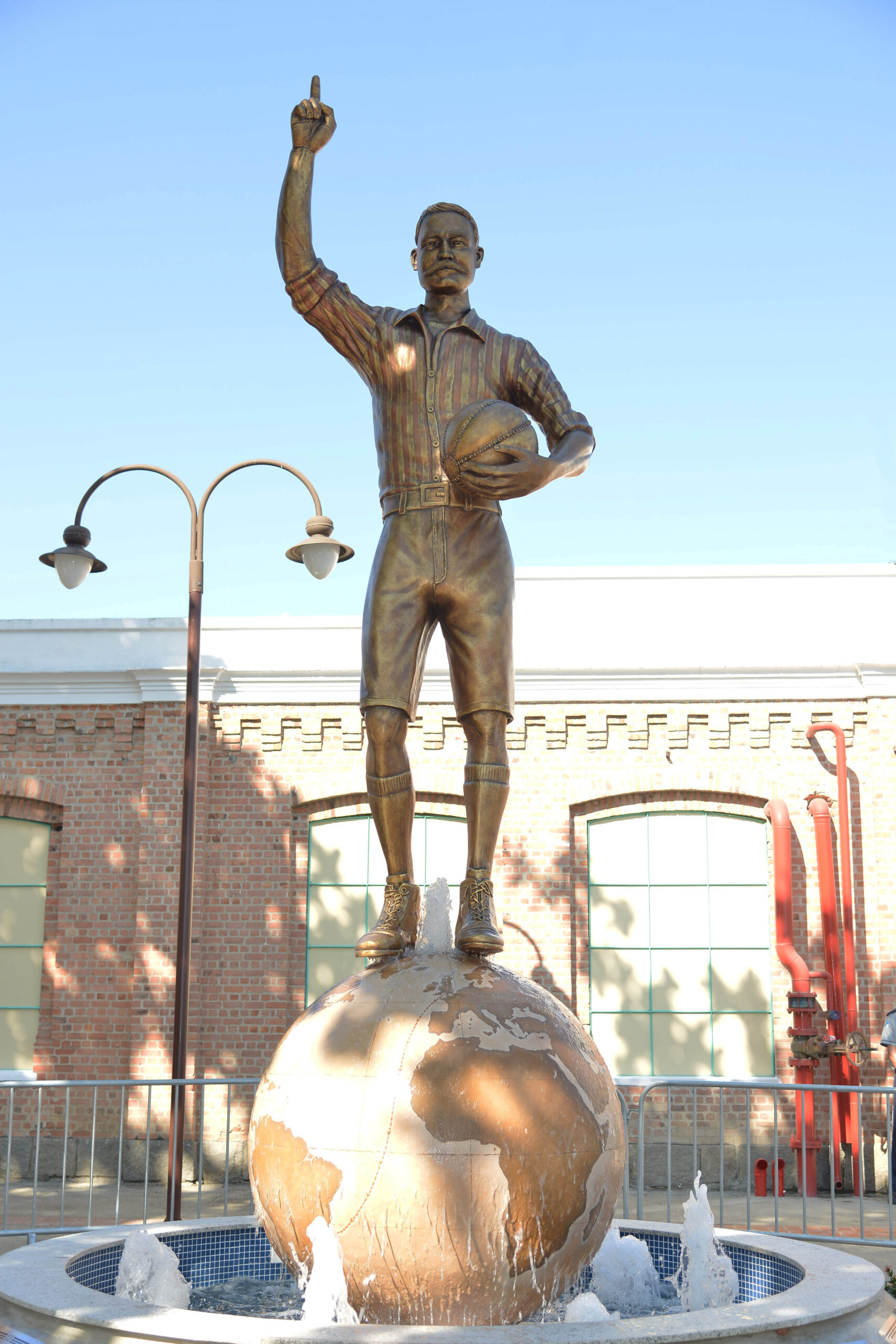 Bangu Shopping - Estátua Thomas Donohoe - Pioneiro do futebol brasileiro