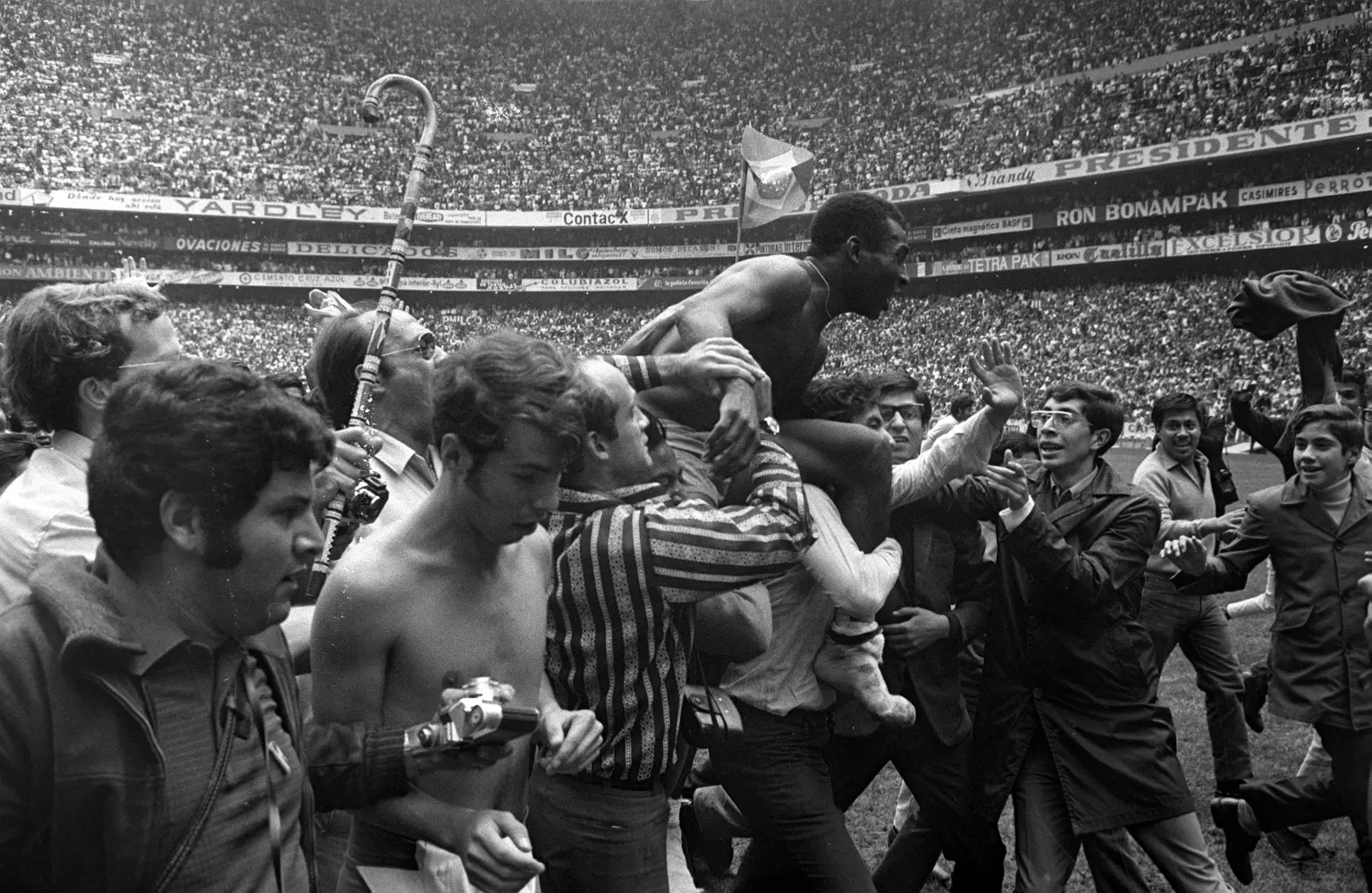 Pelé é festejado na Copa de 1970