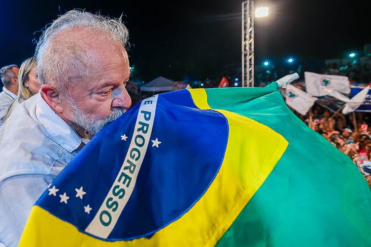 chegou-o-dia!-pelos-bracos-do-povo,-lula-e-reconduzido-a-presidencia