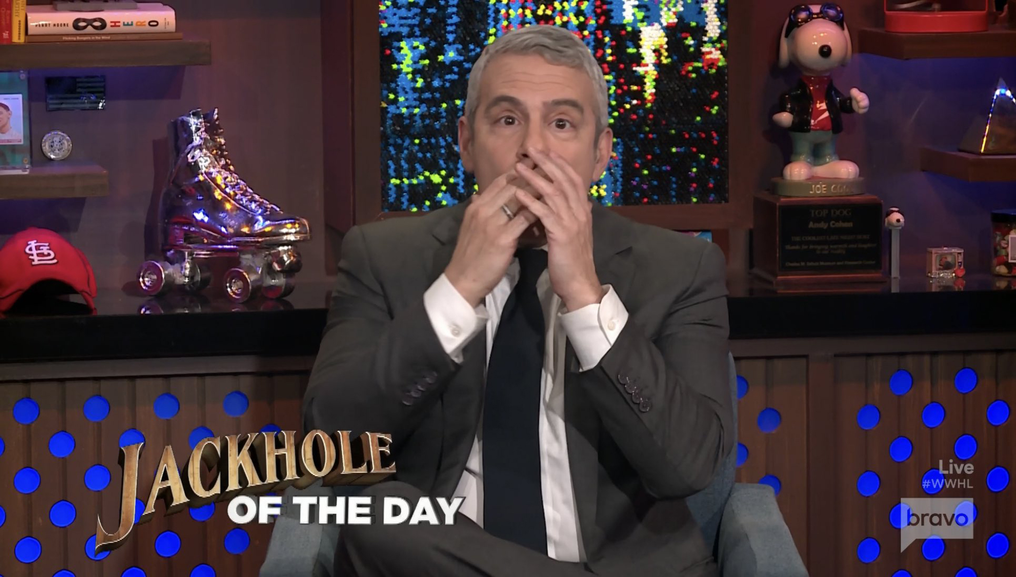 andy-cohen-joga-f-bomb-na-tv-ao-vivo-enquanto-critica-a-tendencia-da-morte-de-celebridades-no-tiktok