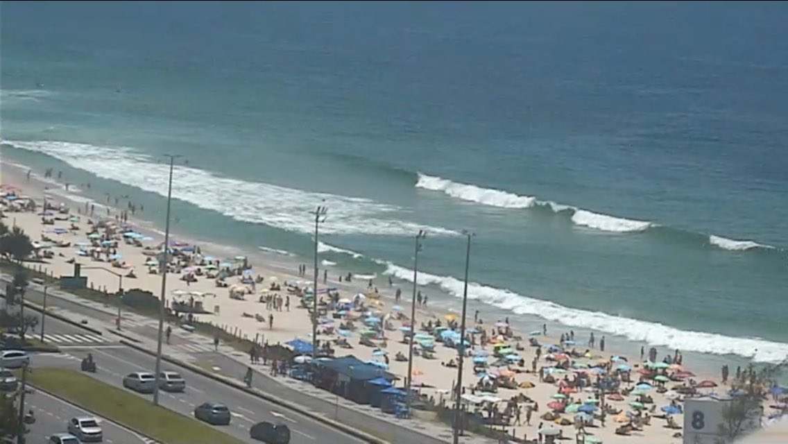 Cariocas aproveitaram o forte calro do domingo no Rio de Janeiro para se refrescar na Praia da Barra da Tijuca - Foto: @praiabarrarj