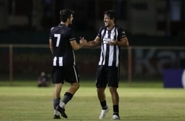 Lucas Piazon (7) comemora com Gabriel Pires o primeiro gol do Botafogo (Crédito: Úrsula Nery/Agência FERJ)