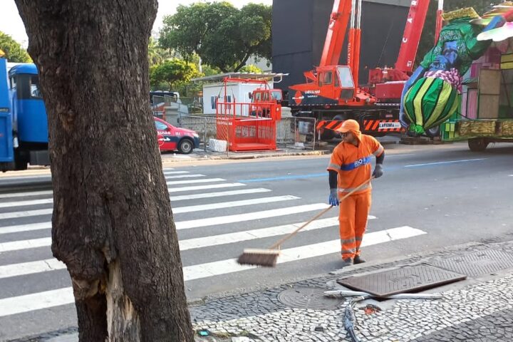 A Comlurb vai atuar na limpeza do lado de fora do Sambódromo, no entorno e áreas de acesso em três turnos - Divulgação