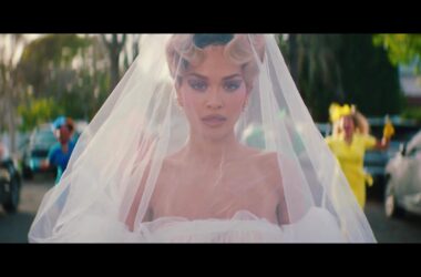 Rita Ora mergulha em um novo amor no single “You Only Love Me”