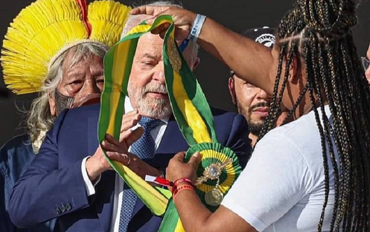 Lula recebe a faixa de grupo de representantes da sociedade, como a catadora Aline Sousa