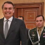 Jair Bolsonaro, seguido pelo Coronel Cid, seu ajudante de ordens e braço direito - Foto: Secom