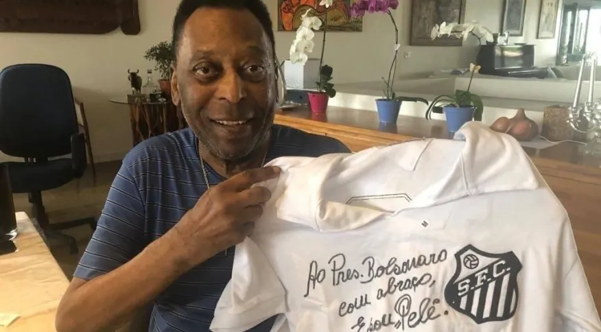 Pelé homenageou Bolsonaro com camisa do Santos autografada em 2020 Reprodução/Twitter