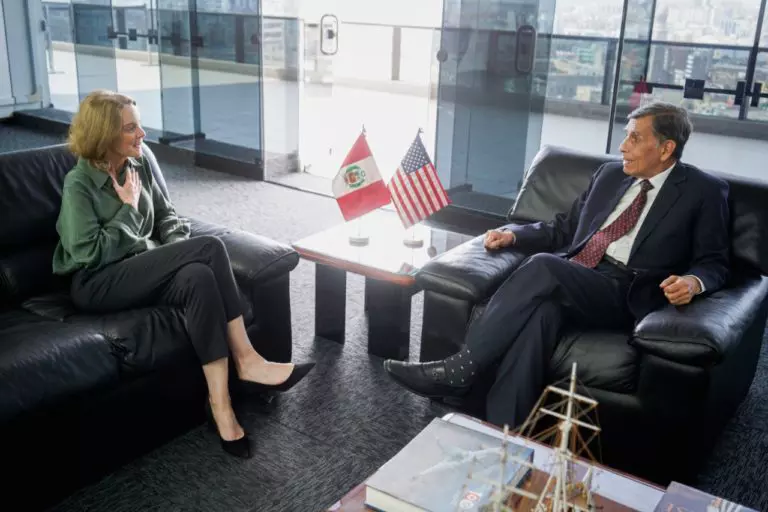 O então ministro da Defesa do Peru, Gustavo Bobbio, se reúne com a embaixadora dos EUA no Peru, Lisa Kenna, no dia 6, véspera do golpe contra Castillo. (Foto: MINDEF Perú)