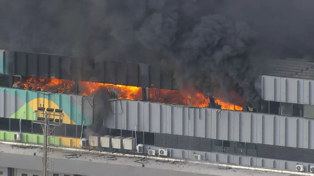 Incêndio atinge galpão no terminal de cargas do Aeroporto do Galeão — Foto: Reprodução/Globocop