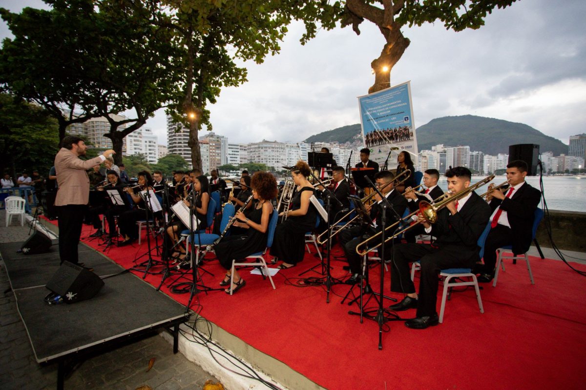 em-clima-de-carnaval,-orquestra-violoes-do-forte-de-copacabana-se-apresentara-dia-25/2,-no-forte