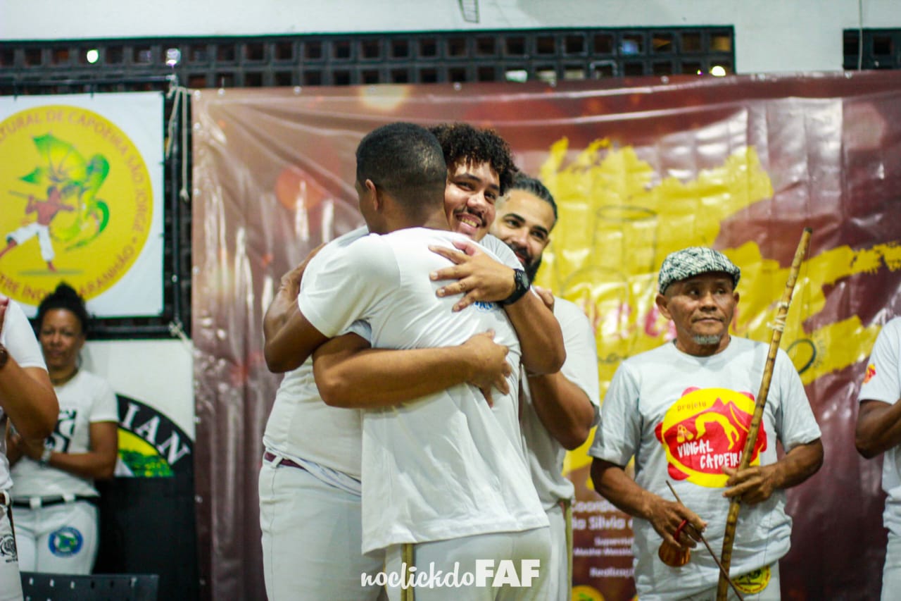 Messias Freitas ( de costas no abraço)e Lucas Henrique Ferreira ( de frente) - Foto: Fábio Augusto