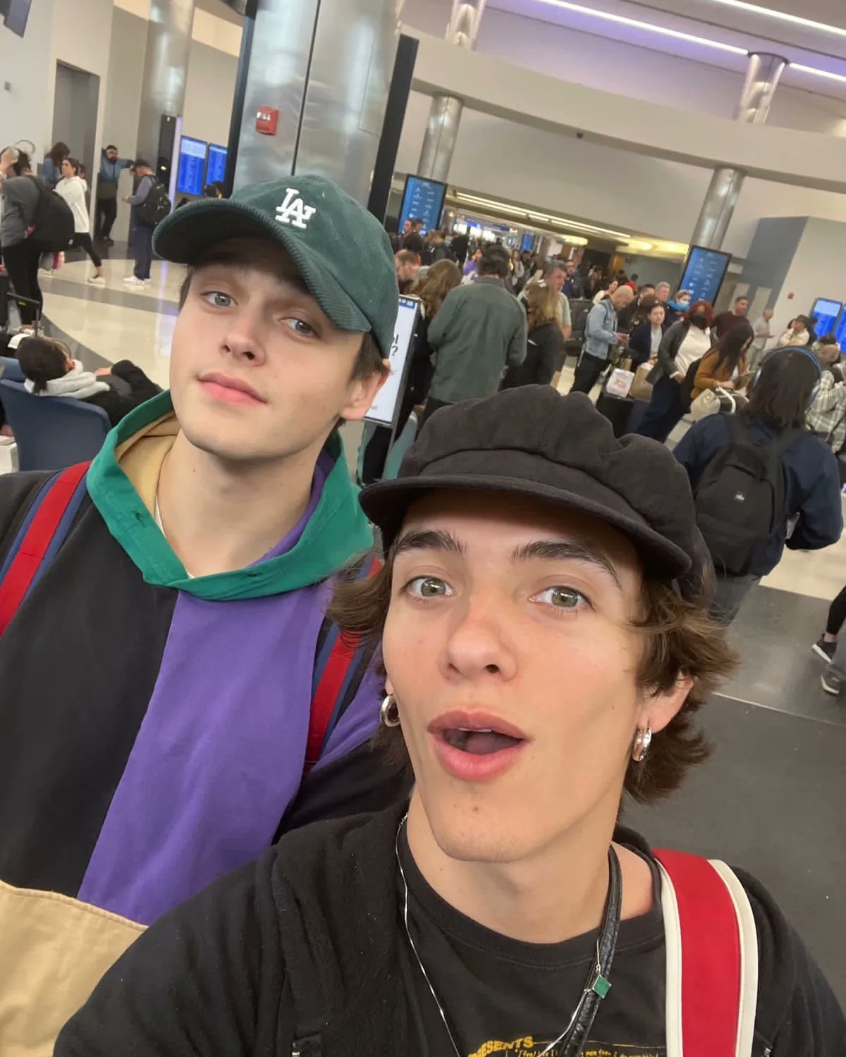 Noah Urrea e Jonah Marais desembarcam no Rio de Janeiro para curtir o Carnaval