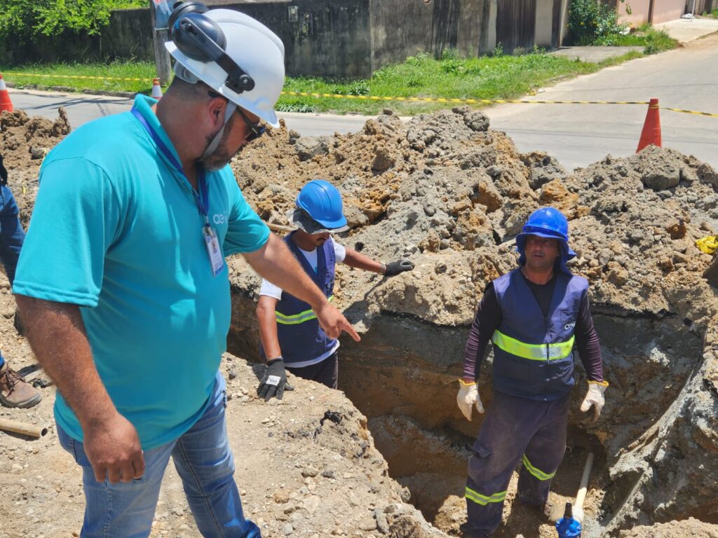 Supervisor de Operação de Água da concessionária, Matheus Paiva, indica local da intervencao da Rua Maria de Souza