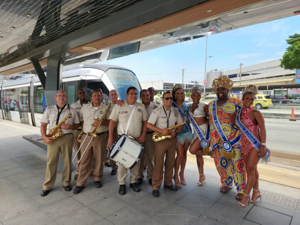 Rei Momo faz a festa no VLT da Folia ao som da Banda da Guarda Municipal

