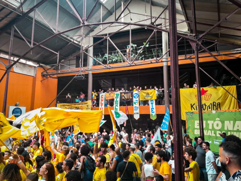 Estudantes são atacados na Bienal da UNE