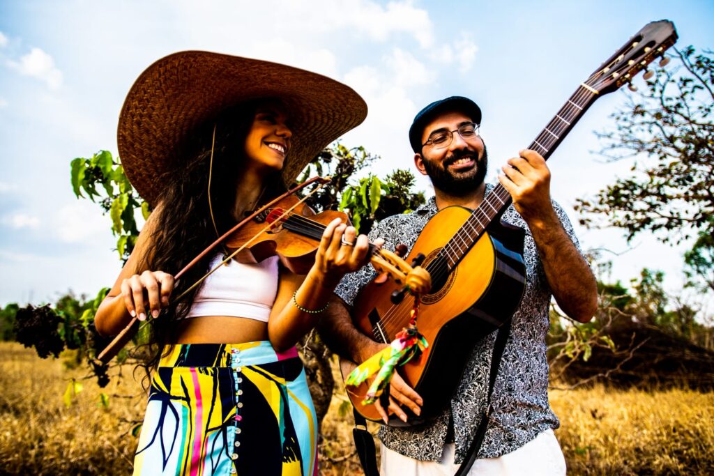 show Outros Sertões Maísa Arantes (rabeca) e Marcelo Nader (violão)