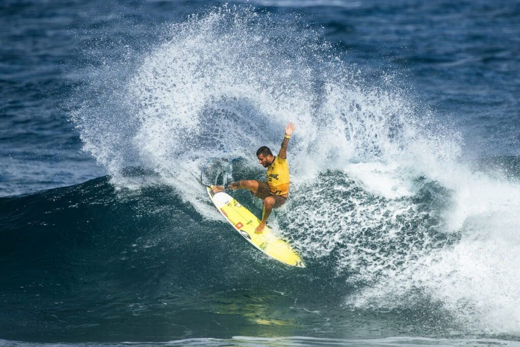 Filipe Toledo vai ter que passar a lycra amarela para Jack Robinson vestir em Sunset (Crédito da Foto: @WSL / Brent Bielmann)