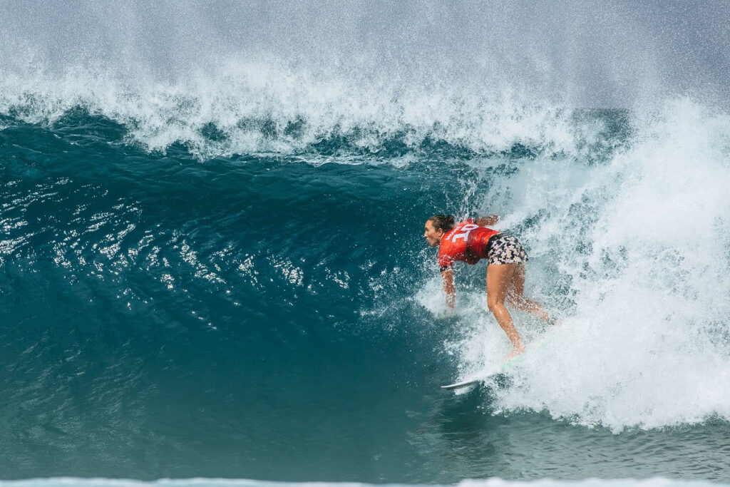 Carissa Moore conseguiu a tão desejada primeira vitória nos tubos de Pipeline (Crédito da Foto: @WSL / Tony Heff)