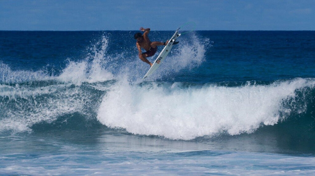 Ian Gouveia bom nos tubos e nos aéreos também  (Crédito da Foto: Hang Loose)