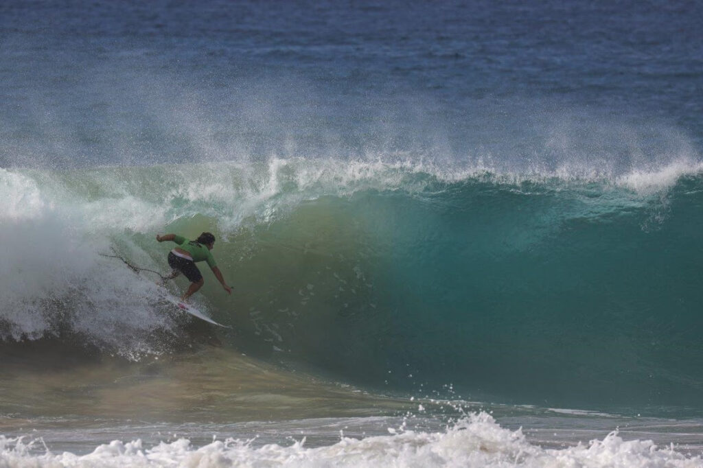 Ian Gouveia competindo no Hang Loose Pro Contest em Fernando de Noronha (Crédito da Foto: @WSL / Daniel Smorigo)