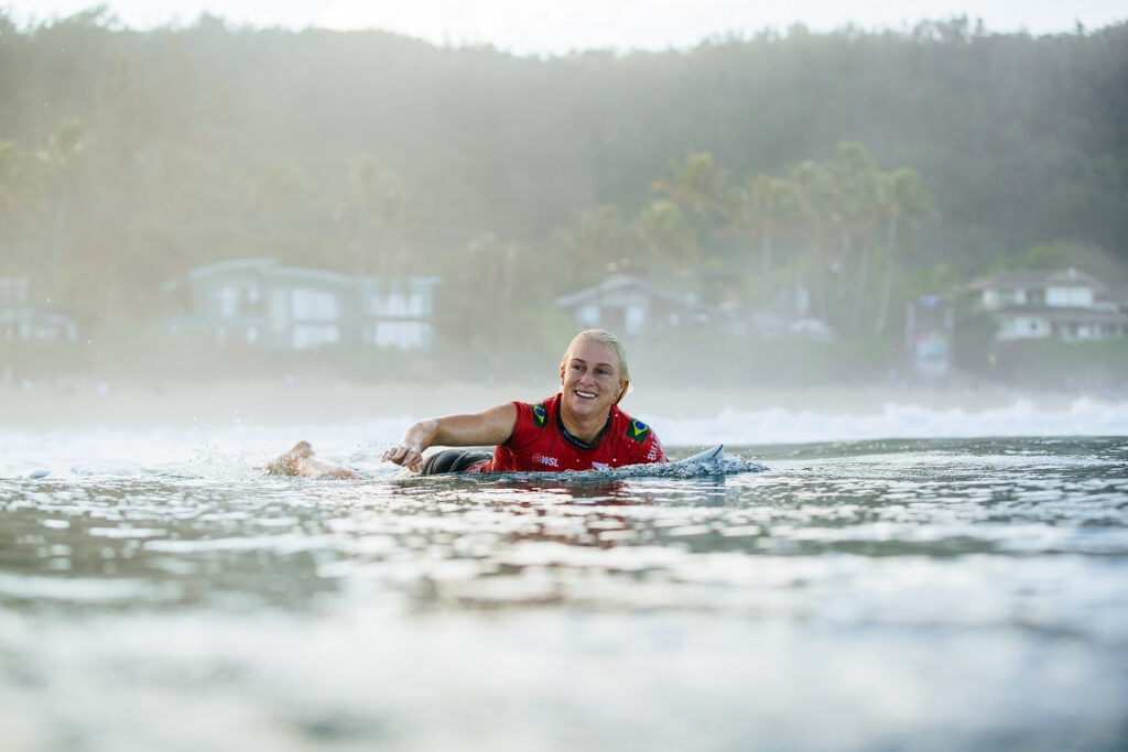 Tatiana Weston-Webb segue na disputa do título no Billabong Pro Pipeline (Crédito da Foto: @WSL / Tony Heff)