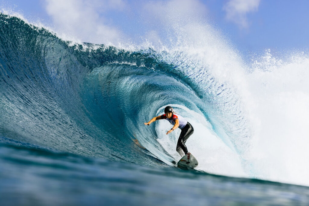 Molly Picklum surfou os melhores tubos e ganhou as maiores notas da quinta-feira (Crédito da Foto: @WSL / Brent Bielmann)