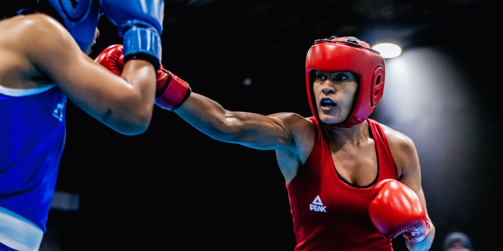 barbara-santos-vence-na-estreia-e-vai-as-quartas-do-mundial-de-boxe