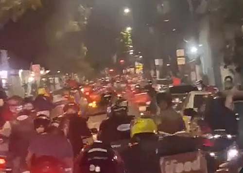 ‘merecemos-respeito’:-500-motoboys-protestam-em-frente-a-condominio-apos-agressao-de-colega
