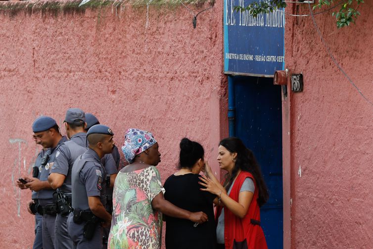 Sílvia Palmieri, mãe da professora Patrícia, que não foi ferida, deixa a Escola Estadual Thomázia Montoro, em Vila Sônia, após aluno atacar colegas e professoras à faca - Fernando Frazão/Agência Brasil
