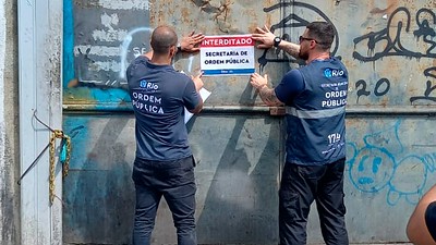 Os agentes da Seop interditaram o ferro-velho por diversas irregularidades - Prefeitura do Rio