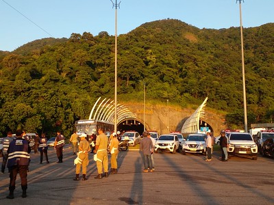 Em mais uma operação da Seop, foram removidos 12 carros que trafegavam pela calha exclusiva do BRT - Prefeitura do Rio