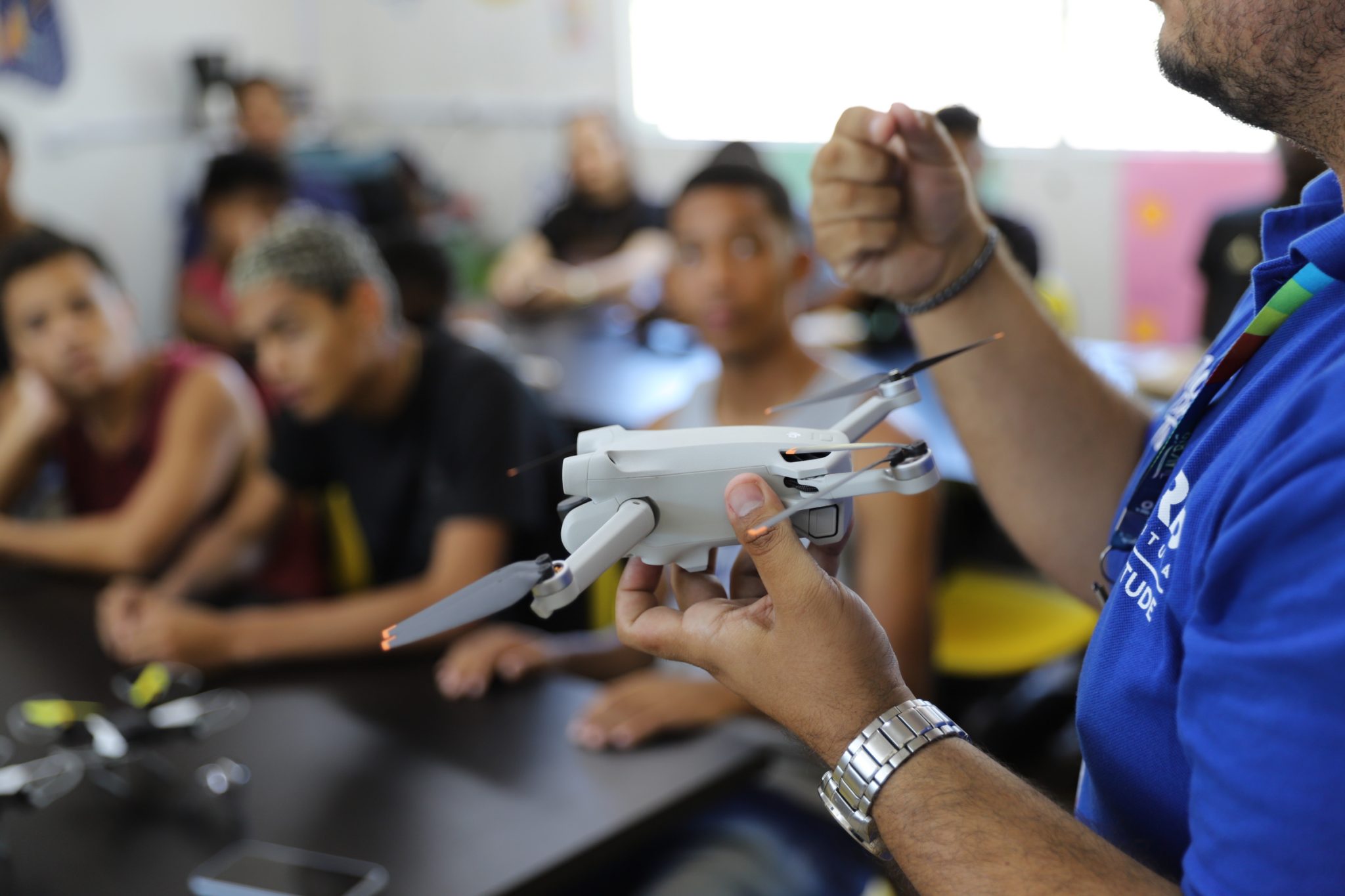 O Espaço da Juventude de Vigário Geral oferece o curso gratuito de Operação de Drone - Laryssa Lomenha/JUVRio