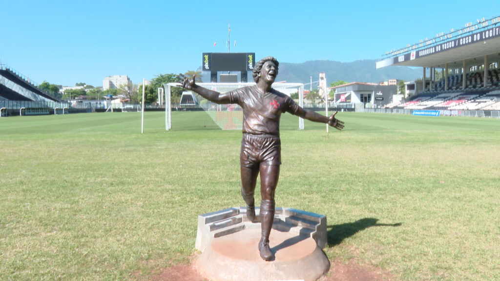 A lida estátua do eterno Roberto Dinamite, em São Januário, Casa do Vasco da Gama