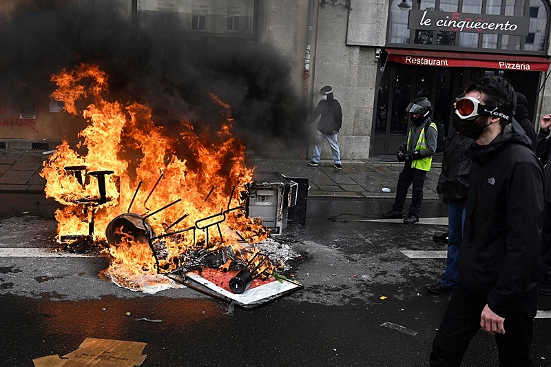 Manifestantes em Rennes, na França, nesta quinta-feira (23) - Damien Meyer / AFP