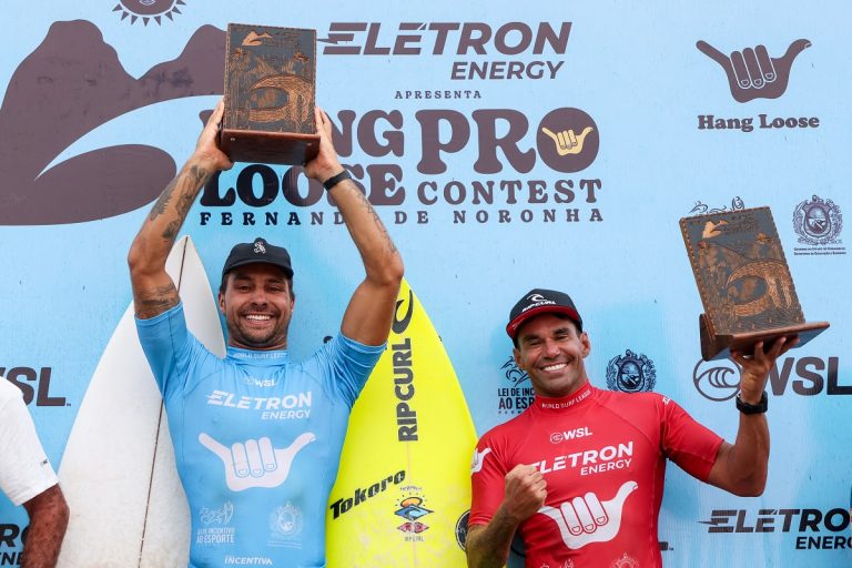 O campeão Lucas Silveira com Paulo Moura no pódio do Hang Loose Pro Contest 2023 (Crédito da Foto: @WSL / Daniel Smorigo)