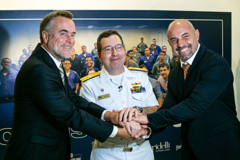 Pedro Hermeto, presidente da Abrasel RJ, Contra-Almirante Ricardo Jaques Ferreira, diretor-geral da Associação Abrigo do Marinheiro, e João Diniz, fundador do Instituto João Diniz e conselheiro Abrasel - foto Danielle Leite