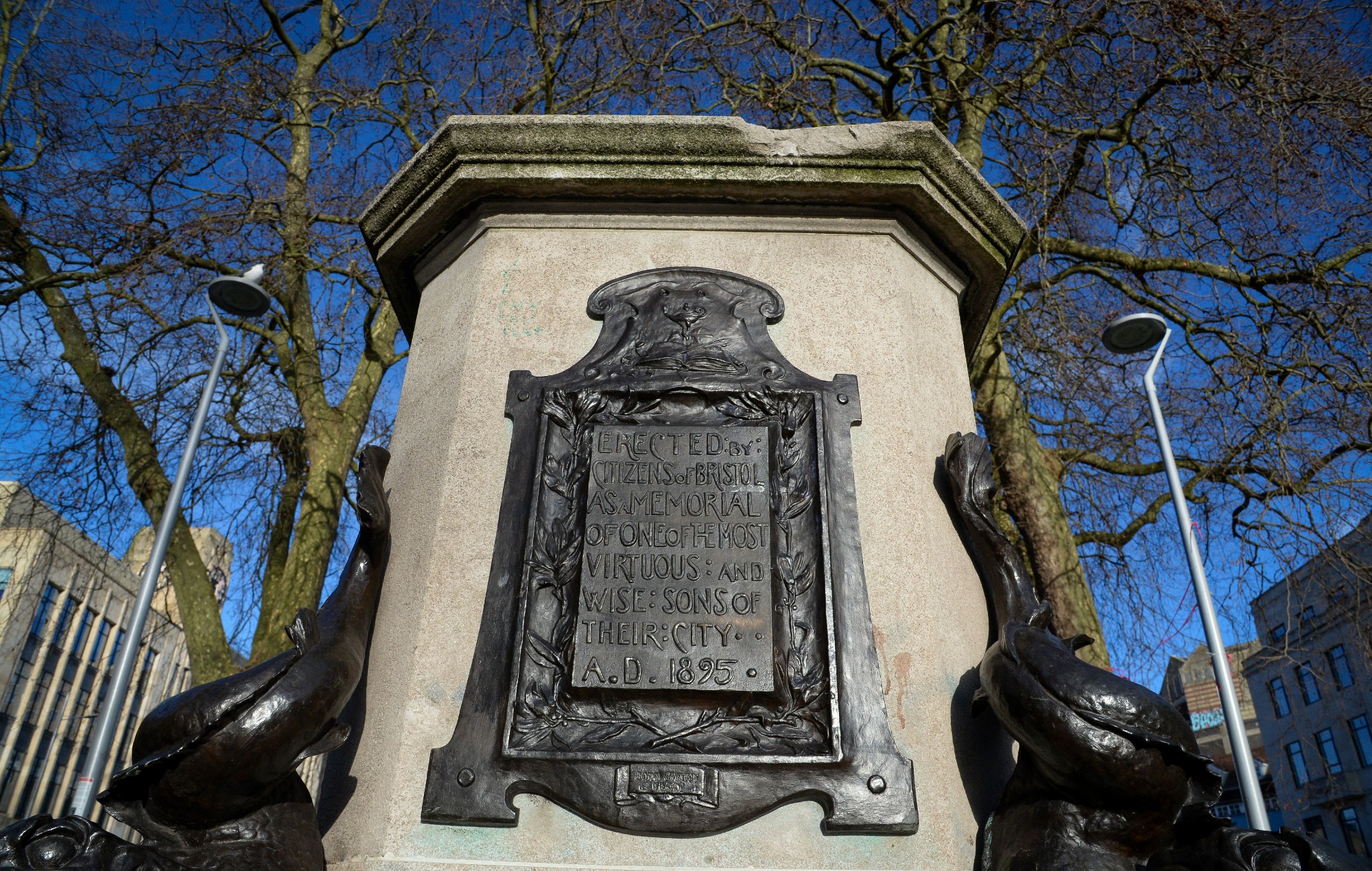 estatua-de-'guerra-nas-estrelas'-removida-do-pedestal-“controverso”-de-colston-em-bristol