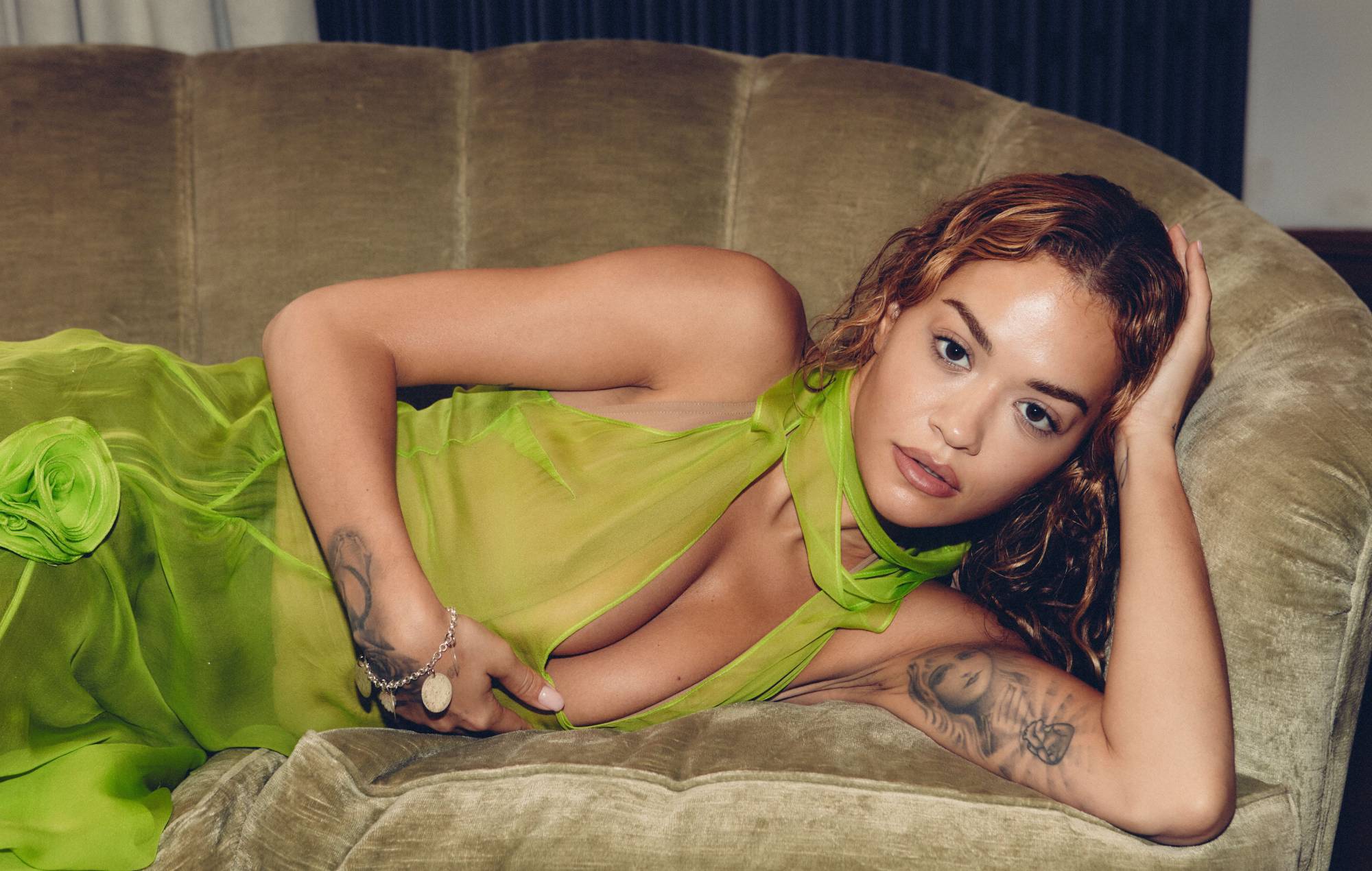 rita-ora-anuncia-novo-album-e-lanca-'praising-you'-com-fatboy-slim